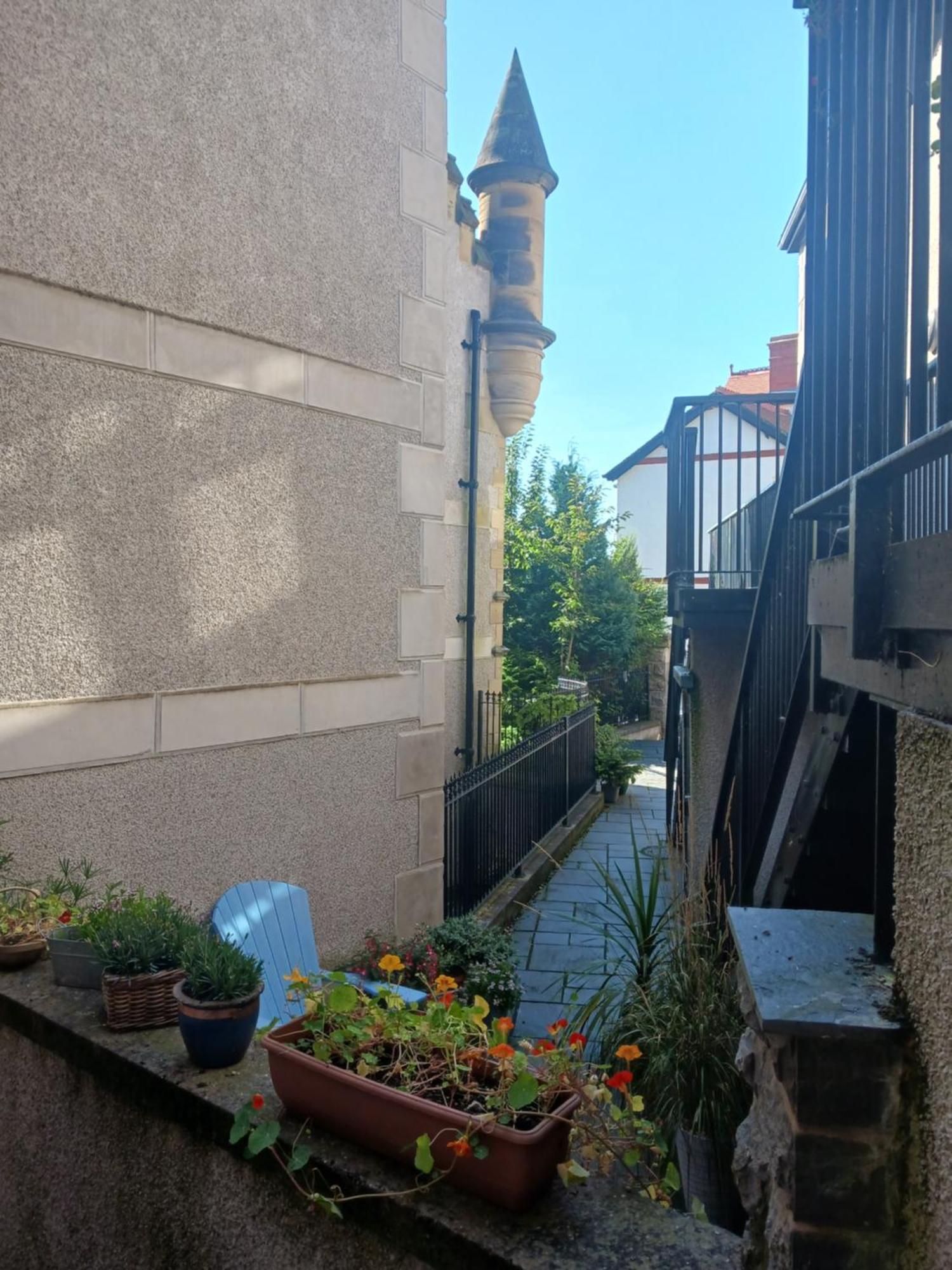 Bodlondeb Castle Bed & Breakfast { Central Llandudno} Dış mekan fotoğraf